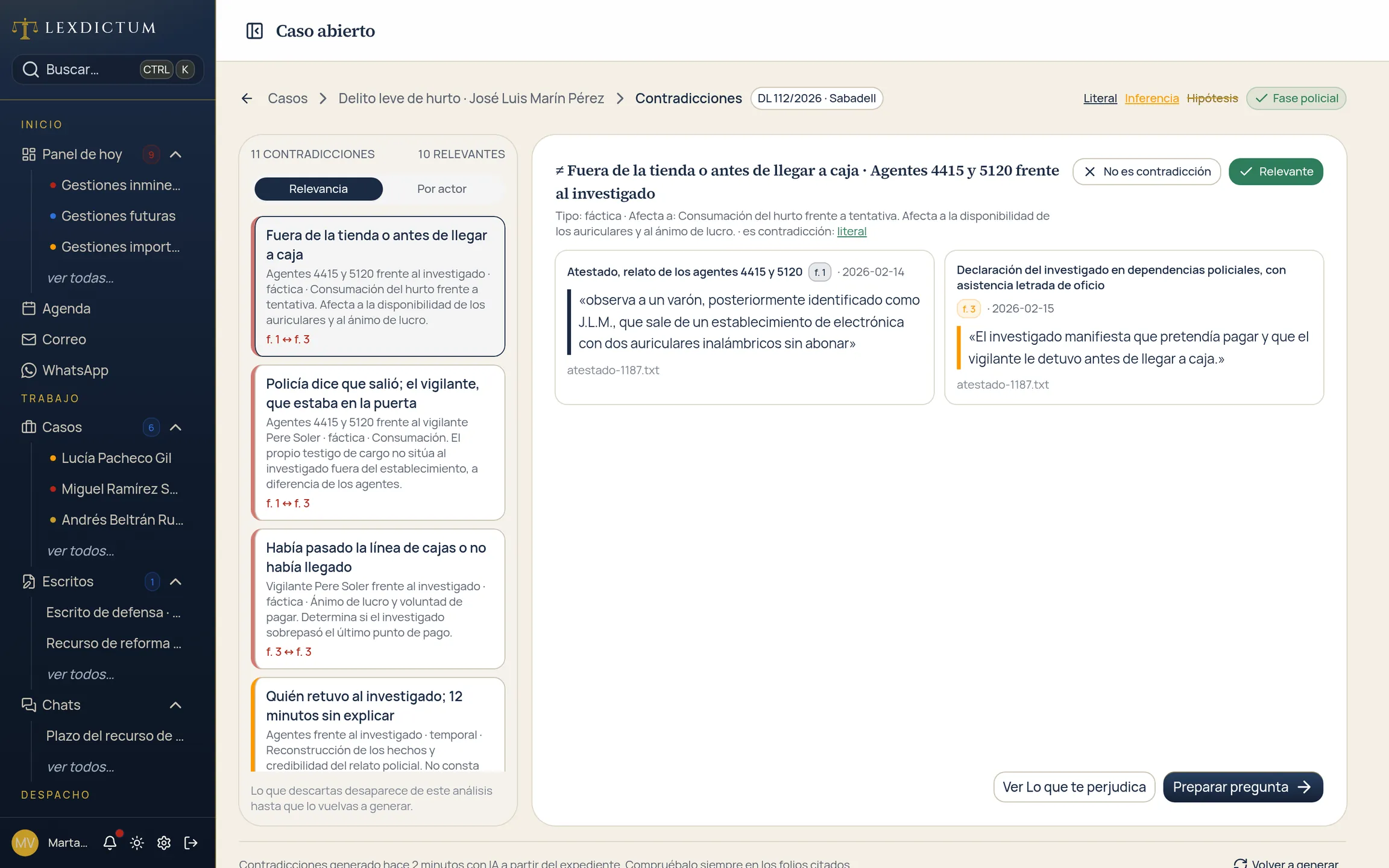 Contradicciones del caso: lo que dicen los agentes frente a lo que declara el investigado, con la cita literal de cada folio.